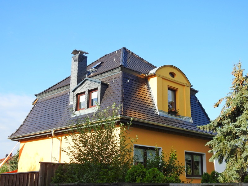 Dach mit Biberschwanz und Schiefergaube